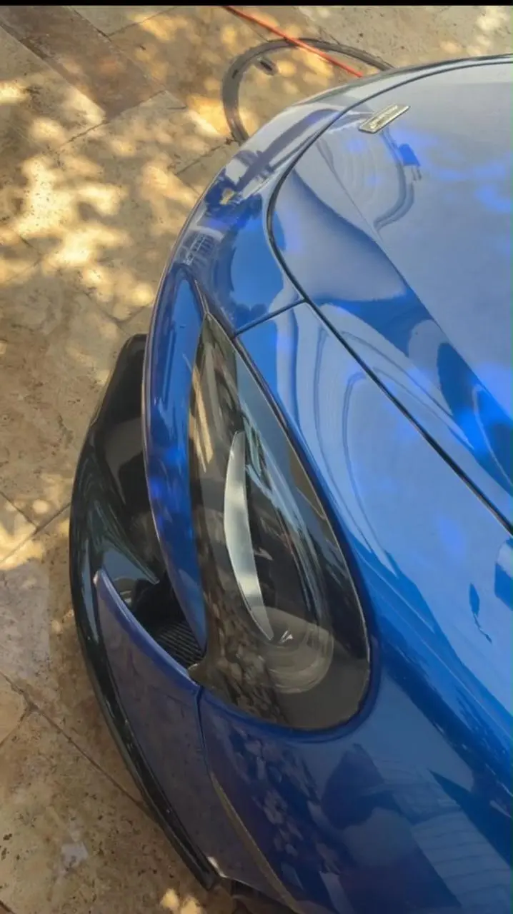 תקריב על פרט בחזית הרכב לאחר טיפול